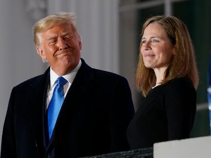 Donald Trump y la jueza del Supremo Amy Coney Barrett, el 26 de octubre de 2020, cuando esta juró el cargo, siete días antes de las elecciones que ganó Joe Biden.