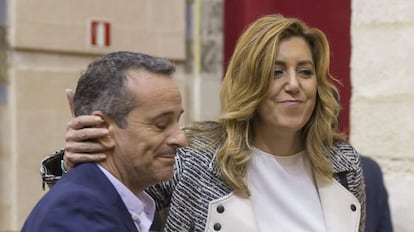 Susana D&iacute;az saluda al portavoz de IU, Jos&eacute; Antonio Castro.