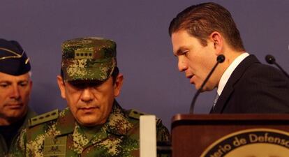 Pinz&oacute;n, ministro de Defensa, este martes en una rueda de prensa en Bogot&aacute;.