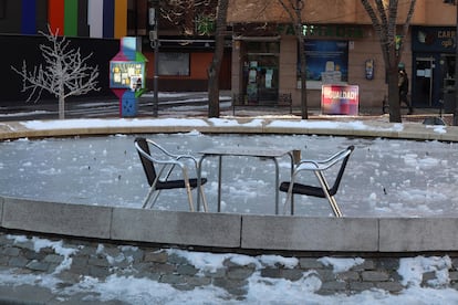 A fountain's water turned to ice in Salamanca due to the cold overnight temperature. 