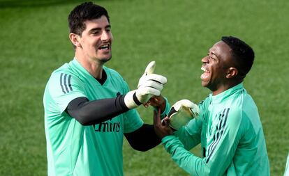 Courtois bromea con Vinicius en el entrenamiento del martes en Valdebebas.