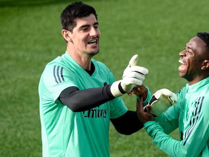 Courtois bromea con Vinicius en el entrenamiento del martes en Valdebebas.