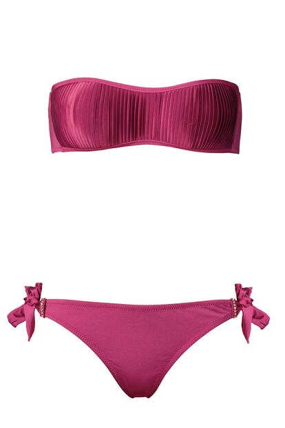 En morado con bandeau tableado, de Calzedonia (60 euros).