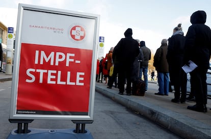 Fila para vacinação contra a covid-19 em Viena, nesta quinta-feira.