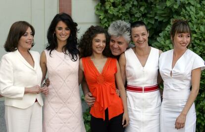 O diretor com as protagonistas de &#039;Volver&#039;: Carmen Maura, Pen&eacute;lope Cruz, Johana Cobo, Blanca Portillo e Lola Due&ntilde;as.