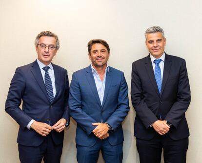 De izquierda a derecha, David Rico, director de CaixaBank Hotels & Tourism; Jorge Marichal, presidente de Cehat y Marc Benhamou, director de CaixaBank Empresas.