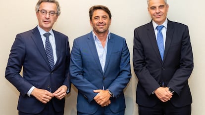 De izquierda a derecha, David Rico, director de CaixaBank Hotels & Tourism; Jorge Marichal, presidente de Cehat y Marc Benhamou, director de CaixaBank Empresas.