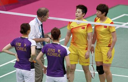 El árbitro habla con las parejas de Corea del Sur y China.