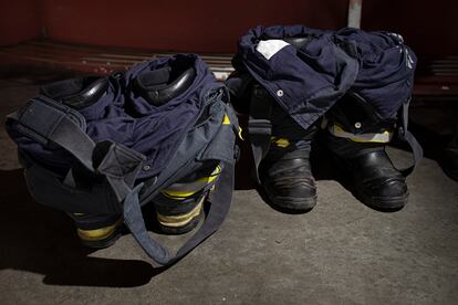 Dos trajes de bomberos, preparados para salir.