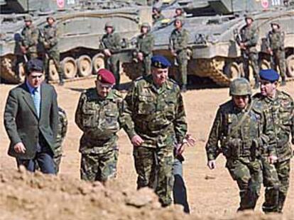 El Rey, ayer, en la base militar de Cerro Muriano, en Córdoba.