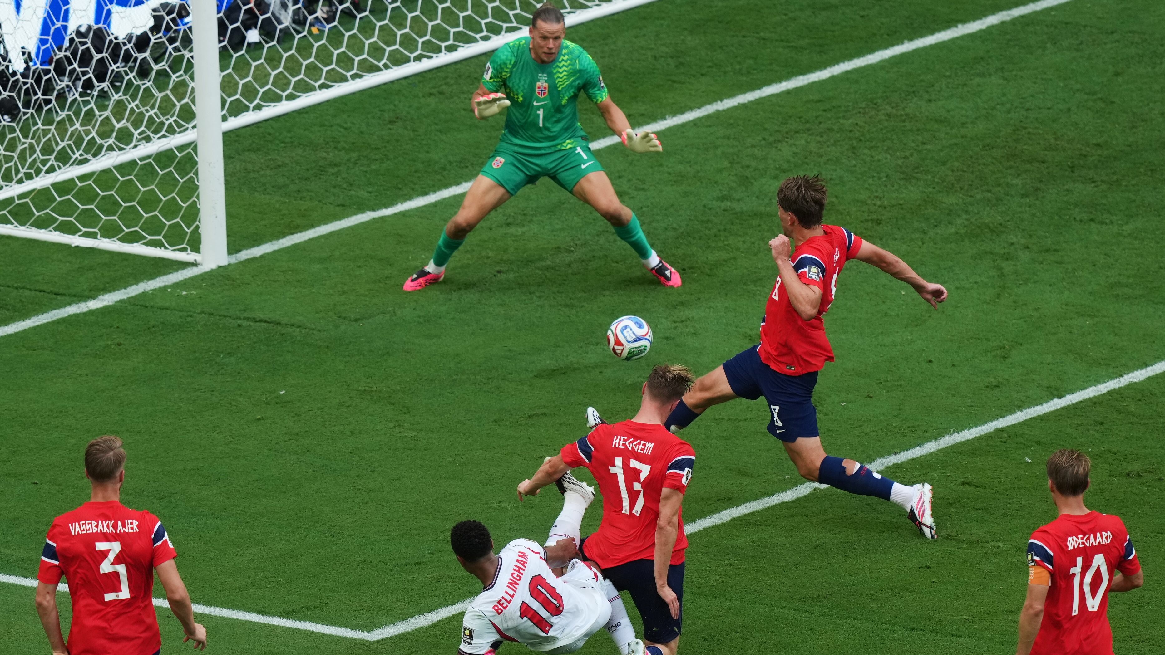 El primer gol del doblete de Bellingham frente a Noruega