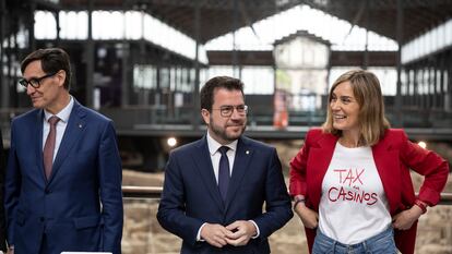 El 'president' de la Generalitat, Pere Aragonès, en el centro, entre el líder y candidato del PSC, Salvador Illa, y la candidata de los comunes, Jessica Albiach, la semana pasada durante el debate electoral organizado por PIMEC.