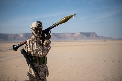 Un soldado de las fuerzas especiales del Ejército yemení regular posa en el desierto yemení de Hadramouth.