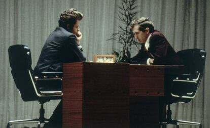 Spassky, izquierda, y Fischer, durante una de las partidas del Mundial de 1972.