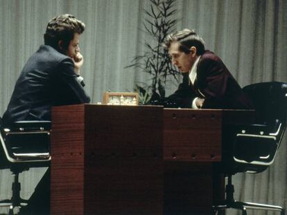 Spassky, izquierda, y Fischer, durante una de las partidas del Mundial de 1972.