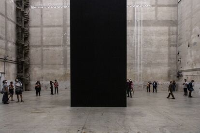 Pieza del artista italiano Maurizio Cattelan titulada Blind, durante la exposición Breath Ghosts Blind, en el Pirelli Hangar Bicocca, julio de 2021, Milán, Italia.
(Imagen: Emanuele Cremaschi/Getty Images)