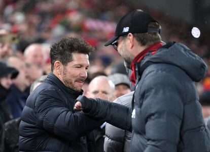 Saludo entre los dos entrenadores, Diego Simeone y Jurgen Klopp, antes del inicio del partido de vuelta. 