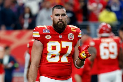 Travis Kelce durante el calentamiento previo a la primera mitad del Super Bowl.