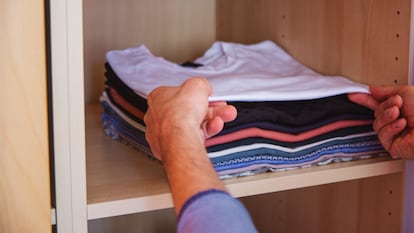 Artículo de EL PAÍS Escaparate que describe una selección de packs ahorro de ropa para hombre que estrenar en otoño