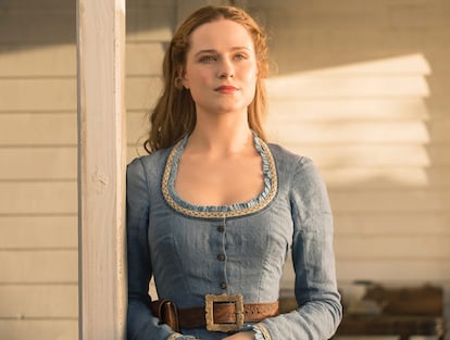 Evan Rachel Wood con su característico vestido azul en «Westworld» (2016).