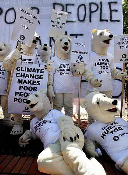 Activistas contra el cambio climático vestidos de osos polares, en Bali.