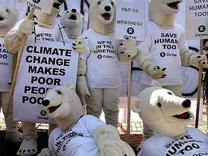 Activistas contra el cambio climático vestidos de osos polares, en Bali.