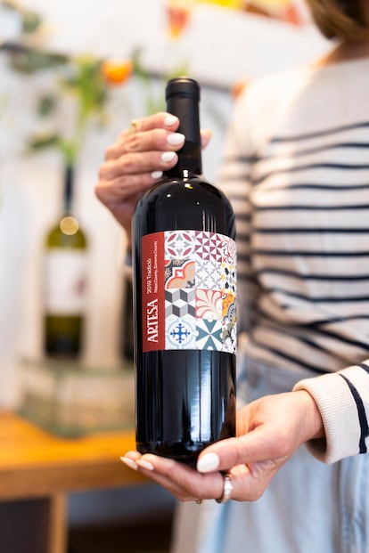 Una de las botellas fabricadas por Artesa, cuya etiqueta evoca los azulejos hidráulicos de Barcelona y al arte catalán.