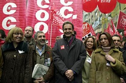 Los líderes del PSOE e IU, José Luis Rodríguez Zapatero y Gaspar Llamazares, han acudido a la marcha acompañados por otros responsables de sus partidos.
(EFE)