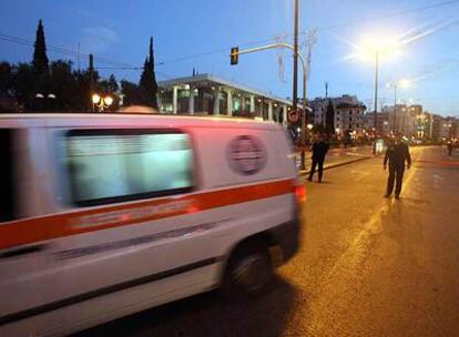 Una ambulancia pasa por delante de la Embajada estadounidense en Atenas, tras la explosión ocurrida esta mañana en la sede diplomática.