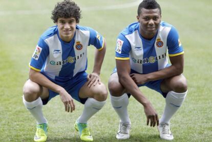 Phillippe Coutinho y Kalu Uche, durante la presentación