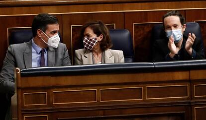 Pedro Sánchez, Carmen Calvo y Pablo Iglesias, el pasado 3 de diciembre en el Congreso.