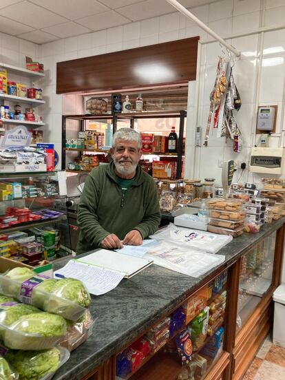 Paco Huertas, en su tienda de comestibles Pasantos, en Albolote (Granada).