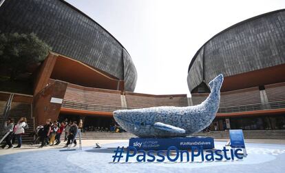 'Plasticus', una ballena de 10 metros realizada con 250 kilos de plástico (la cantidad de este material que se vierte al océano cada segundo) en el auditorio Parco della Musica de Roma.