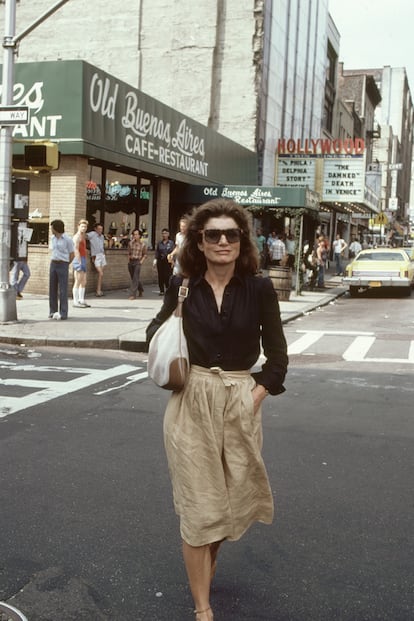 Falda midi de lino, camisa y gafas de sol de ceja plana (esas que tanto se llevan esta temporada) formaban su estilismo perfecto para pasear por las calles de Nueva York en los 80. Un look que cualquier icono de estilo podría lucir perfectamente en 2019.