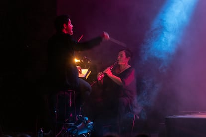 El director Fran Fernández Benito y la clarinetista Mónica Campillo durante la representación de ‘La muerte y el industrial’, el miércoles en la Fundación Juan March.