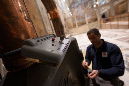 Un técnico del Vaticano prepara la estufa para quemar las papeletas del cónclave en la Capilla Sixtina, antes del cónclave que comienza el 7 de mayo.