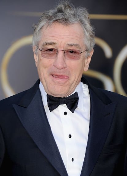 Robert de Niro, un poco despeinado y vestido por Giorgio Armani, en la entrada del Dolby theatre.