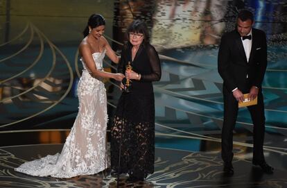 Liev Schreiber y Priyanka Chopra entregan el premio a mejor montaje a Margaret Sixel por Mad Max.