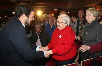 El candidato a la presidencia del Gobierno por Izquierda Unida, Alberto Garzon saluda a Josefina, viuda de Marcelino Camacho en un mitin en Madrid.