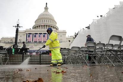 Washington será este viernes una ciudad aún más blindada que de costumbre. Miles de efectivos de las fuerzas de seguridad intentarán impedir que se produzca algún incidente coincidiendo con la toma de posesión del nuevo presidente de Estados Unidos, Donald Trump. En la imagen, un trabajador limpiando 24 horas antes de la investidura. (EE UU).