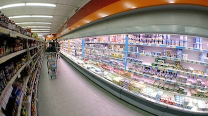 La sección de refrigerados de un supermercado, en Roma. 