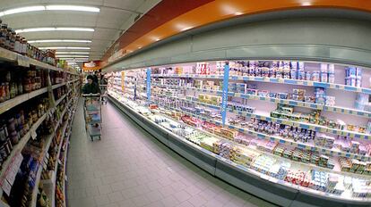 La sección de refrigerados de un supermercado, en Roma. 