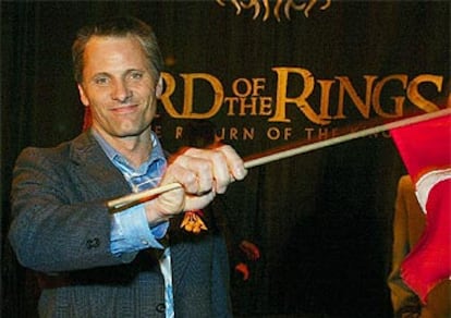 Viggo Mortensen, que interpreta a <i>Aragorn</i>, a su llegada a la fiesta con la que ha culminado el estreno.