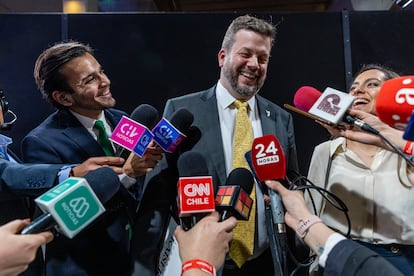 Llegada del candidato Johannes Kaiser al primer debate presidencial de la contienda 2025. 