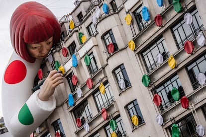 La estatua de Yayoi Kusama frente a la tienda de Louis Vuitton en los Campos Elíseos de París, en marzo pasado.