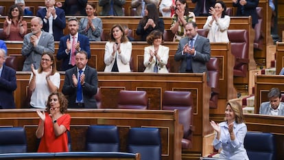 Varios diputados y ministros aplauden la aprobación de la Ley de la Vivienda ayer en el Congreso.