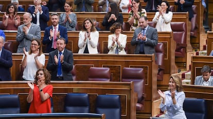 Varios diputados y ministros aplauden la aprobación de la Ley de la Vivienda ayer en el Congreso.