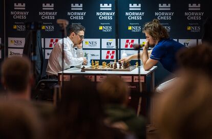 Un momento de la partida entre Caruana y Carlsen, este martes en Stavanger (Noruega), en una imagen distribuida por Norway Chess