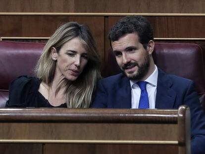 La portavoz del PP en el Congreso, Cayetana Álvarez de Toledo, conversa con el presidente popular, Pablo Casado, en el hemiciclo.