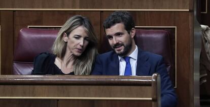 La portavoz del PP en el Congreso, Cayetana Álvarez de Toledo, conversa con el presidente popular, Pablo Casado, en el hemiciclo.